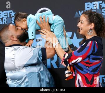 DJ Khaled, Asahd Tuck Khaled, Nicole Tuck im Ankunftsbereich für 2017 BET Awards, Microsoft Theatre L.A. Live, Los Angeles, CA 25. Juni 2017. Foto von: Priscilla Grant/Everett Collection Stockfoto