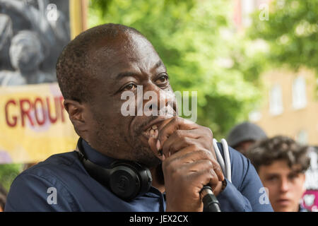 London, UK. 24. Juni 2017. Weyman Bennett spricht bei der Frauen Rallye in der Downing Street gegen Theresa May es Absprachen mit den UDP zu stützen, ihre Minderheitsregierung nach ihren Protest gegen die EDL. Wenn der EDL zurück zum Charing Kreuz von der Polizei eskortiert worden war, waren die UAF erlaubt, ihre Kundgebung weiter entlang der Böschung zu verlassen und marschierten um die Frauen Protest anzuschließen. EDL und UAF hatte Bedingungen für ihre Proteste, die ihnen auferlegten unter Ziffer 12 und 14 des Gesetzes über öffentliche Ordnung, 1986, aufgrund von Bedenken von schweren Störungen der öffentlichen Ordnung und Unterbrechungen für die Gemeinschaft. Peter Mar Stockfoto