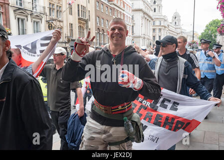 London, UK. 24. Juni 2017. EDL Demonstranten marschieren vom Wetherspoons Pub auf Whitehall. Polizei begleitet eine Gruppe von rund 40 zum Charing Kreuz und unten ein Backstreet an der Böschung, wo sie waren, eine Rallye zu halten. Früheren Polizei hatte mehrere hundert antifaschistische KostenzählerProtestierendern veranstalteten UAF von ihrer Route auf einen separaten Bereich des Bahndamms nicht weit davon entfernt, wo sie lautstark gegen die EDL zu protestieren, bis die Polizei sie zurück zur Charing Cross Station eskortiert weiterhin bewegt. EDL und UAF hatte Bedingungen für ihre Proteste, die ihnen auferlegt, nach § 1 Stockfoto