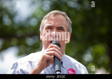 Washington, DC, USA. 27. Juni 2017. Vor der uns Senat AHCA Stimmen (American Health Care Act) versammeln sich Hunderte auf dem Capitol Hill, republikanische Bestimmungen in Bezug auf Frauengesundheit, einschließlich viele Senatoren um Verschiebung der Abstimmung auf Trumpcare arbeiten zu protestieren. Oregon demokratische Senator Jeff Merkley spricht über die GOP Health Care-Abstimmung. Bildnachweis: B Christopher/Alamy Live-Nachrichten Stockfoto