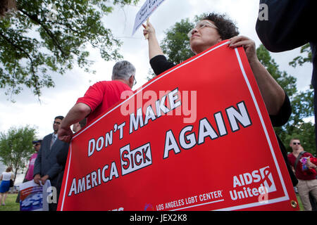 Washington, DC, USA. 27. Juni 2017. Vor der uns Senat AHCA Stimmen (American Health Care Act) versammeln sich Hunderte auf dem Capitol Hill, republikanische Bestimmungen in Bezug auf Frauengesundheit, einschließlich viele Senatoren um Verschiebung der Abstimmung auf Trumpcare arbeiten zu protestieren. Bildnachweis: B Christopher/Alamy Live-Nachrichten Stockfoto