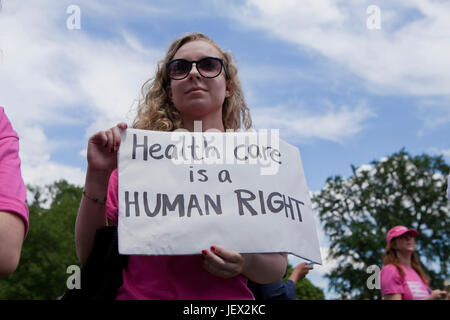 Washington, DC, USA. 27. Juni 2017. Vor der uns Senat AHCA Stimmen (American Health Care Act) versammeln sich Hunderte auf dem Capitol Hill, republikanische Bestimmungen in Bezug auf Frauengesundheit, einschließlich viele Senatoren um Verschiebung der Abstimmung auf Trumpcare arbeiten zu protestieren. Bildnachweis: B Christopher/Alamy Live-Nachrichten Stockfoto