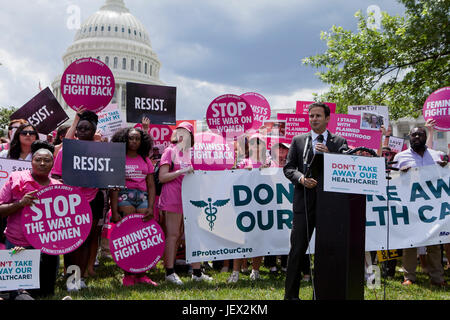 Washington, DC, USA. 27 Juni, 2017. Geplante Elternschaft Anhänger protestieren vor dem US Capitol Building. Stockfoto
