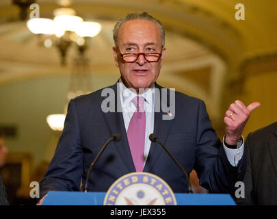 Washington DC, USA. 27. Juni 2017. Vereinigte Staaten Senat Minority Leader Chuck Schumer (Demokrat aus New York) spricht zu den Reportern nach der Demokratischen Partei Mittagessen in die United States Capitol in Washington, DC am Dienstag, 27. Juni 2017. Bildnachweis: Ron Sachs/CNP /MediaPunch Credit: MediaPunch Inc/Alamy Live-Nachrichten Stockfoto