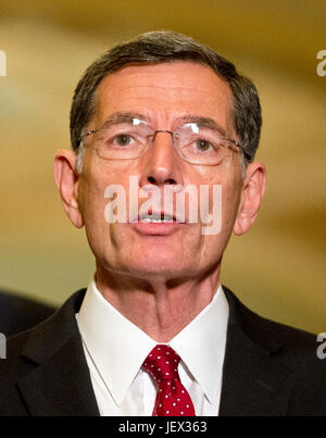 Washington DC, USA. 27. Juni 2017. US-Senator John Barrasso (Republikanische of Wyoming) spricht zu den Reportern nach der Republikanischen Partei Mittagessen in die United States Capitol in Washington, DC am Dienstag, 27. Juni 2017. Bildnachweis: Ron Sachs/CNP /MediaPunch Credit: MediaPunch Inc/Alamy Live-Nachrichten Stockfoto
