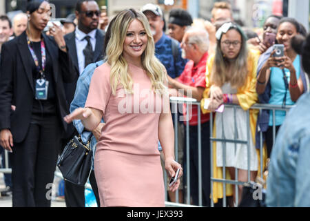 New York, Vereinigte Staaten von Amerika. 27. Juni 2017. US-Schauspielerin Hilary Duff wird am Dienstag, den 27. Juni in Soho auf der Insel Manhattan in New York gesehen. Bildnachweis: Brasilien Foto Presse/Alamy Live-Nachrichten Stockfoto