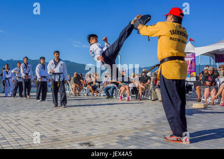 Vancouver, British Columbia, Kanada. 27. Juni 2017. Tae Kwon Do-Gruppe-Demonstration am Canada 150 Multi-Cultural Day Event, Canada Place, Vancouver, Britisch-Kolumbien, Kanada. Bildnachweis: Michael Wheatley/Alamy Live-Nachrichten Stockfoto