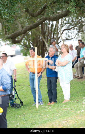 Pensacola, Florida, USA. 27. Juni 2017. Zur Unterstützung der Rettung der Bayview Cross gesammelten krähte.  Sandy Andreoletti/Alamy Live-Nachrichten Stockfoto