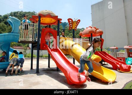 Leshan, China Sichuan Provinz. 27. Juni 2017. Schüler spielen auf dem Spielplatz an der Grundschule Sanxing Hoffnung am Longtuo Dorf von Leshan Stadt, Südwesten der chinesischen Provinz Sichuan, 27. Juni 2017. Insgesamt 143 Studenten studieren hier. Die Bedingungen der Sanxing hoffen, dass Grundschulen wurden in den letzten Jahren mit Hilfe der lokalen Behörden, wohltätige Verbände und Unternehmen verbessert. Bildnachweis: Guo Qiuda/Xinhua/Alamy Live-Nachrichten Stockfoto