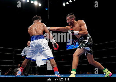 Bethlehem, Pennsylvania, USA. 27. Juni 2017. MIGUEL CRUZ und ALEX MARTIN (weiße Stämme) kämpfen in einem Kampf im Weltergewicht im Sands Casino in Bethlehem, Pennsylvania. Bildnachweis: Joel Plummer/ZUMA Draht/Alamy Live-Nachrichten Stockfoto