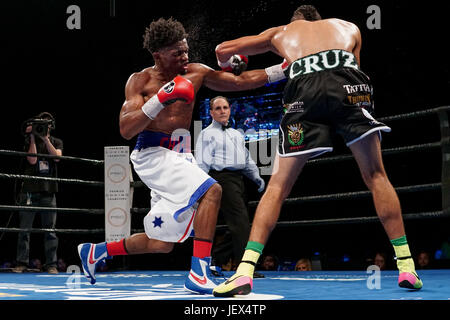 Bethlehem, Pennsylvania, USA. 27. Juni 2017. MIGUEL CRUZ und ALEX MARTIN (weiße Stämme) kämpfen in einem Kampf im Weltergewicht im Sands Casino in Bethlehem, Pennsylvania. Bildnachweis: Joel Plummer/ZUMA Draht/Alamy Live-Nachrichten Stockfoto