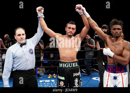 Bethlehem, Pennsylvania, USA. 27. Juni 2017. MIGUEL CRUZ feiert nach dem Sieg über ALEX MARTIN (weiße Stämme) in einem Kampf im Weltergewicht im Sands Casino in Bethlehem, Pennsylvania. Bildnachweis: Joel Plummer/ZUMA Draht/Alamy Live-Nachrichten Stockfoto