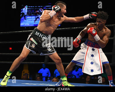 Bethlehem, Pennsylvania, USA. 27. Juni 2017. MIGUEL CRUZ und ALEX MARTIN (weiße Stämme) kämpfen in einem Kampf im Weltergewicht im Sands Casino in Bethlehem, Pennsylvania. Bildnachweis: Joel Plummer/ZUMA Draht/Alamy Live-Nachrichten Stockfoto