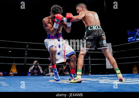 Bethlehem, Pennsylvania, USA. 27. Juni 2017. MIGUEL CRUZ und ALEX MARTIN (weiße Stämme) kämpfen in einem Kampf im Weltergewicht im Sands Casino in Bethlehem, Pennsylvania. Bildnachweis: Joel Plummer/ZUMA Draht/Alamy Live-Nachrichten Stockfoto