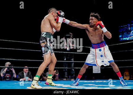 Bethlehem, Pennsylvania, USA. 27. Juni 2017. MIGUEL CRUZ und ALEX MARTIN (weiße Stämme) kämpfen in einem Kampf im Weltergewicht im Sands Casino in Bethlehem, Pennsylvania. Bildnachweis: Joel Plummer/ZUMA Draht/Alamy Live-Nachrichten Stockfoto