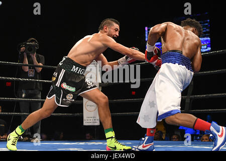 Bethlehem, Pennsylvania, USA. 27. Juni 2017. MIGUEL CRUZ und ALEX MARTIN (weiße Stämme) kämpfen in einem Kampf im Weltergewicht im Sands Casino in Bethlehem, Pennsylvania. Bildnachweis: Joel Plummer/ZUMA Draht/Alamy Live-Nachrichten Stockfoto