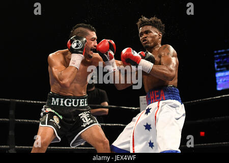 Bethlehem, Pennsylvania, USA. 27. Juni 2017. MIGUEL CRUZ und ALEX MARTIN (weiße Stämme) kämpfen in einem Kampf im Weltergewicht im Sands Casino in Bethlehem, Pennsylvania. Bildnachweis: Joel Plummer/ZUMA Draht/Alamy Live-Nachrichten Stockfoto