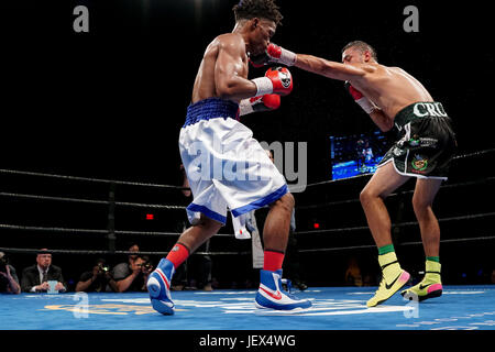 Bethlehem, Pennsylvania, USA. 27. Juni 2017. MIGUEL CRUZ und ALEX MARTIN (weiße Stämme) kämpfen in einem Kampf im Weltergewicht im Sands Casino in Bethlehem, Pennsylvania. Bildnachweis: Joel Plummer/ZUMA Draht/Alamy Live-Nachrichten Stockfoto