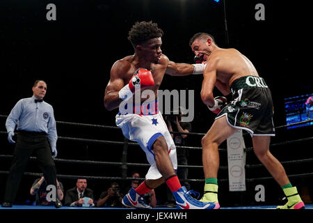 Bethlehem, Pennsylvania, USA. 27. Juni 2017. MIGUEL CRUZ und ALEX MARTIN (weiße Stämme) kämpfen in einem Kampf im Weltergewicht im Sands Casino in Bethlehem, Pennsylvania. Bildnachweis: Joel Plummer/ZUMA Draht/Alamy Live-Nachrichten Stockfoto