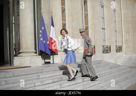 Paris, Frankreich. 28. Juni 2017. Paul Barlet/Le Pictorium - Französisch beschränkt Verteidigungsrat im Elysee - 28.06.2017 - Frankreich/Paris - Florence Parly und Pierre de Villiers (Chief Of Staff of the Armed Forces). Wie jeden Mittwoch vor dem Ministerrat zusammenstellt Emmanuel Macron des eingeschränkten Verteidigungsrates im Elysée-Palast. Bildnachweis: LE PICTORIUM/Alamy Live-Nachrichten Stockfoto