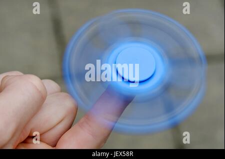 Osterode, Deutschland. 27. Juni 2017. Ein Junge spielt mit der derzeit populären, angeblich Entspannungsglühen Spielzeug bekannt als ein "Fidget Spinner", Deutschland, Stadt Osterode, 27. Juni 2017. Foto: Frank Mai (Modell freigegeben) | weltweite Nutzung/Dpa/Alamy Live-Nachrichten Stockfoto