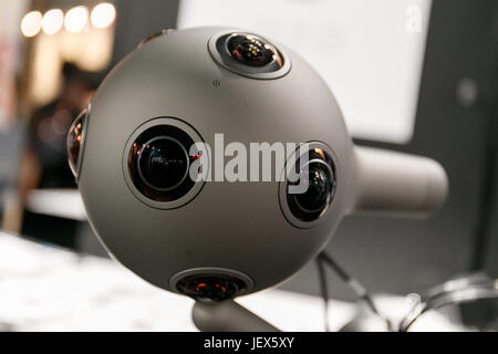 Tokio, Japan. 28. Juni 2017. Eine 360-Grad-OZO Kamera auf dem Display an CONTENT Tokio 2017 in Tokyo Big Sight am 28. Juni 2017, Tokio, Japan. Neue Technologien zeigen wie künstliche Intelligenz (KI), Virtual Reality (VR) und Augmented Reality (AR) eingeführt werden, während der dreitägigen Messe wo 1760 Aussteller aus der Entertainment-Inhalte-Industrie teilnehmen werden. Die Organisatoren erwarten, dass die Veranstaltung rund 63.000 Besucher ziehen wird. Bildnachweis: Rodrigo Reyes Marin/AFLO/Alamy Live-Nachrichten Stockfoto