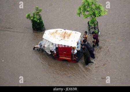 Lahore. 28. Juni 2017. Menschen drücken eine Autorikscha in Hochwasser während der schweren Monsunregen im östlichen Pakistan Lahore, 28. Juni 2017. Die Pakistan meteorologische Abteilung (PMD) prognostiziert einen schweren Wolkenbruch in verschiedenen Teilen des Landes in den nächsten 48 Stunden. Bildnachweis: Sajjad/Xinhua/Alamy Live-Nachrichten Stockfoto