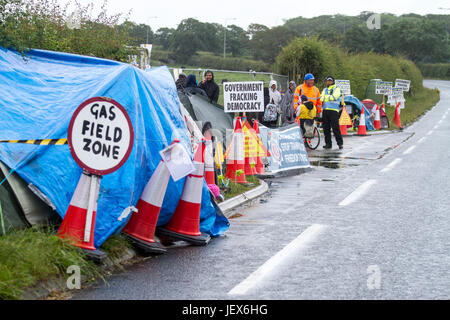 Blackpool, Lancashire, 28. Juni 2017. Fracking Protest geht weiter. Anti-fracking Demonstranten weiter gegen die Cuadrilla experimentelle Website Gas Feld Zeitzone, in der sich wenig Plumpton in der Nähe von Blackpool, Lancashire zu demonstrieren. Der Prozess der Fracking durch die Tiefe bohren und Injektion von Chemikalien unter hohem Druck ist sehr umstritten, mit Demonstrationen auf der ganzen Welt bewährt. Credit: cernan Elias/Alamy leben Nachrichten Stockfoto