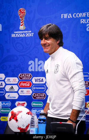 Sotschi, Russland. 28. Juni 2017. Deutschlands Trainer Joachim Loew kommt bei der abschließenden Pressekonferenz im Confederations Cup Halbfinale in Sotschi, Russland, 28. Juni 2017. Foto: Christian Charisius/Dpa/Alamy Live News Stockfoto