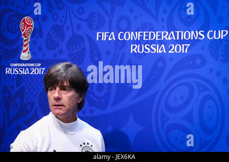 Sotschi, Russland. 28. Juni 2017. Deutschlands Trainer Joachim Loew kommt bei der abschließenden Pressekonferenz im Confederations Cup Halbfinale in Sotschi, Russland, 28. Juni 2017. Foto: Christian Charisius/Dpa/Alamy Live News Stockfoto