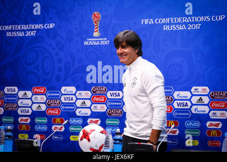 Sotschi, Russland. 28. Juni 2017. Deutschlands Trainer Joachim Loew kommt bei der abschließenden Pressekonferenz im Confederations Cup Halbfinale in Sotschi, Russland, 28. Juni 2017. Foto: Christian Charisius/Dpa/Alamy Live News Stockfoto