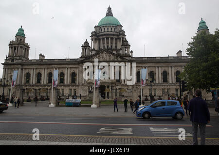 Belfast, Nordirland. 28. Juni 2017. Grauer Himmel über Rathaus in Belfast. Bildnachweis: Keith Larby/Alamy Live-Nachrichten Stockfoto