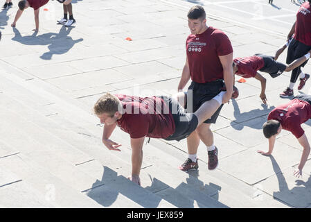 Philadelphia, Pennsylvania, USA. 28. Juni 2017. In Vorbereitung für 2017 Fußballsaison Temple Owls Football-Team der kultigsten Philadelphia Champion folgen Schritte Boxer Rocky Balboa, durch die Einbeziehung der Betrieb des Museums für Kunst in einem Training am Philadelphia Art Museum in Philadelphia PA Credit: Ricky Fitchett/ZUMA Draht/Alamy Live News Stockfoto