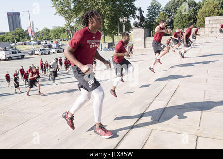 Philadelphia, Pennsylvania, USA. 28. Juni 2017. In Vorbereitung für 2017 Fußballsaison Temple Owls Football-Team der kultigsten Philadelphia Champion folgen Schritte Boxer Rocky Balboa, durch die Einbeziehung der Betrieb des Museums für Kunst in einem Training am Philadelphia Art Museum in Philadelphia PA Credit: Ricky Fitchett/ZUMA Draht/Alamy Live News Stockfoto