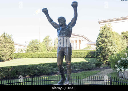 Philadelphia, Pennsylvania, USA. 28. Juni 2017. In Vorbereitung für 2017 Fußballsaison Temple Owls Football-Team der kultigsten Philadelphia Champion folgen Schritte Boxer Rocky Balboa, durch die Einbeziehung der Betrieb des Museums für Kunst in einem Training am Philadelphia Art Museum in Philadelphia PA Credit: Ricky Fitchett/ZUMA Draht/Alamy Live News Stockfoto