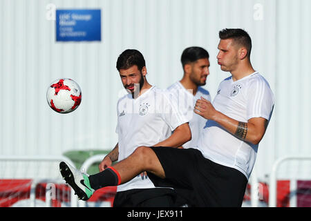 Sotschi, Russland. 28. Juni 2017. Deutschlands Marvin Plattenhardt (L-R), Emre Can und Niklas Suele bei einer Trainingseinheit in Sotschi, Russland, 28. Juni 2017. Deutschland-Face off gegen Mexiko in ihrer Konföderationen-Pokal-Halbfinale binden auf den 29. Juni 2017. Foto: Christian Charisius/Dpa/Alamy Live News Stockfoto