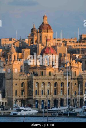 Valletta, Malta. 27. Sep, 2004. Späten Nachmittag Sonne bescheint Vittoriosa in Birgu, eines der "drei Städte '' des inneren Grand Harbour, auf der südlichen Seite von Valletta, Malta. Kuppeln der Collegiate Church of St Lawrence und unserer lieben Frau der Verkündigung (Kirche von Str. Dominic) hinter der Clock Tower des Grand Harbour Marina ragen. Malta ist ein beliebtes internationales Touristenziel. Bildnachweis: Arnold Drapkin/ZUMA Draht/Alamy Live-Nachrichten Stockfoto