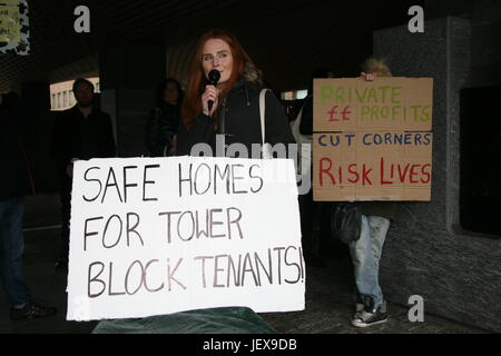 Newcastle, UK. 28. Juni 2017. Protest in Newcastle Upon Tyne, Stadthalle zu zwingen, Ihre Häuser Newcastle passen Sprinkler in ihre 38 Hochhäusern & machen sie sicher nach der Grenfell Turm Feuer Katastrophe, UK Kredit fire: David Whinham/Alamy Live News Stockfoto