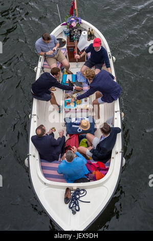 Henley-on-Thames, Oxfordshire, Vereinigtes Königreich. 28. Juni 2017. Henley Royal Regatta beginnt. Bildnachweis: Guy Corbishley/Alamy Live-Nachrichten Stockfoto