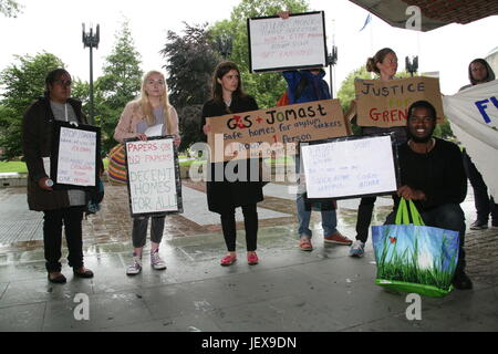 Newcastle, UK. 28. Juni 2017. Protest in Newcastle Upon Tyne, Stadthalle zu zwingen, Ihre Häuser Newcastle passen Sprinkler in ihre 38 Hochhäusern & machen sie sicher nach der Grenfell Turm Feuer Katastrophe, UK Kredit fire: David Whinham/Alamy Live News Stockfoto