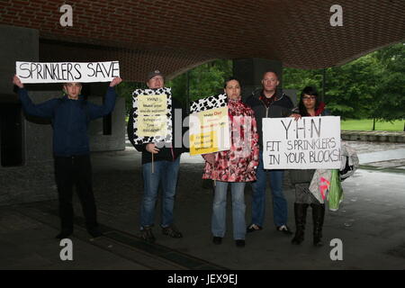 Newcastle, UK. 28. Juni 2017. Protest in Newcastle Upon Tyne, Stadthalle zu zwingen, Ihre Häuser Newcastle passen Sprinkler in ihre 38 Hochhäusern & machen sie sicher nach der Grenfell Turm Feuer Katastrophe, UK Kredit fire: David Whinham/Alamy Live News Stockfoto