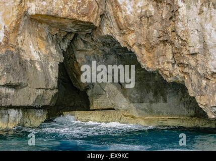 27. September 2004 - ist Zurrieq Dorf, Malta - die Blaue Grotte, eine wilde Bildung von natürlichen Felsen und Meer Höhlen vor der südlichen Küste von Malta ein beliebtes internationales Touristenziel. (Kredit-Bild: © Arnold Drapkin über ZUMA Draht) Stockfoto