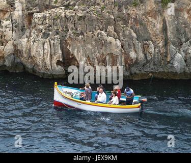 27. September 2004 - Zurrieq Dorf, Malta - Touristen und ihre lokalen Führer in einem bunten traditionellen maltesischen Fischerboot genannt ein Luzzu Höhlen Tour die Blaue Grotte, eine wilde Bildung von natürlichen Felsen und Meer vor der südlichen Küste von Malta, ein beliebtes internationales Touristenziel. (Kredit-Bild: © Arnold Drapkin über ZUMA Draht) Stockfoto