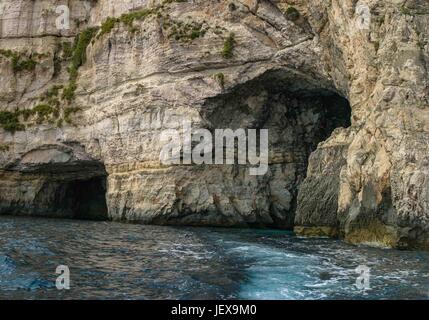 27. September 2004 - ist Zurrieq Dorf, Malta - die Blaue Grotte, eine wilde Bildung von natürlichen Felsen und Meer Höhlen vor der südlichen Küste von Malta ein beliebtes internationales Touristenziel. (Kredit-Bild: © Arnold Drapkin über ZUMA Draht) Stockfoto