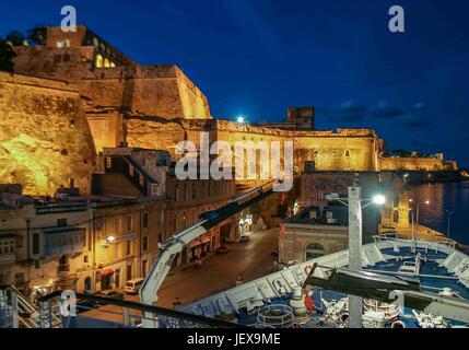 27. September 2004 - Valletta, Malta - beleuchtet in der Nacht, der Uferpromenade die befestigte Stadt Valletta, die Hauptstadt von Malta und ein UNESCO-Weltkulturerbe, bekannt für seine mittelalterlichen Mauern und Bastionen. Gesehen von einem angedockten Kreuzfahrtschiff ist SS Peter & Paul Bastion und Fort Lascaris, an seiner Spitze den Laubengängen der Upper Barrakka Gardens, mit seinen herrlichen Blick auf den Grand Harbour. Malta ist ein beliebtes internationales Touristenziel. (Kredit-Bild: © Arnold Drapkin über ZUMA Draht) Stockfoto