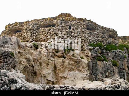 27. September 2004 - Zurrieq Dorf, Malta - ein natürlich getarnt 2. Weltkrieg Stein Pillbox auf der südlichen Küste von Malta in der Nähe des Dorfes Zurrieq. Malta ist ein beliebtes internationales Touristenziel. (Kredit-Bild: © Arnold Drapkin über ZUMA Draht) Stockfoto