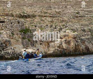 27. September 2004 - Zurrieq Dorf, Malta - Touristen und ihre lokalen Führer in einem bunten traditionellen maltesischen Fischerboot genannt ein Luzzu Höhlen Tour die Blaue Grotte, eine wilde Bildung von natürlichen Felsen und Meer vor der südlichen Küste von Malta, ein beliebtes internationales Touristenziel. (Kredit-Bild: © Arnold Drapkin über ZUMA Draht) Stockfoto