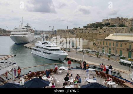 27. September 2004 - Valletta, Malta - vom Achterdeck von einem vorbeifahrenden Kreuzfahrtschiffen, Passagiere Anzeigen einer Luxusyacht und Sun Cruises Kreuzfahrtschiff MS Sunbird, verankert in den Grand Harbour in Valletta, Malta, ein beliebtes internationales Touristenziel. (Kredit-Bild: © Arnold Drapkin über ZUMA Draht) Stockfoto