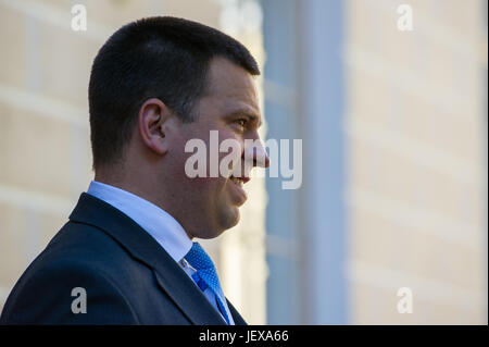 Tallinn, Estland, 28. Juni 2017. Premierminister von Estland Juri Ratas wartet vor ihrer Sitzung Premierminister von Frankreich Edouard Philippe (nicht abgebildet). Französische Premierminister Philippe ist bei einem zweitägigen Besuch in Estland. Die Themen des Treffens waren die Zukunft Europas, den Austritt Verhandlungen während der Präsidentschaft Europas, die Estland vom 1. Juli 2017 hostet. Nicolas Bouvy/Alamy Live news Stockfoto