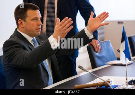 Tallinn, Estland, 28. Juni 2017. Premierminister von Estland Juri Ratas chats vor ihrem Treffen mit Premierminister von Frankreich Edouard Philippe (nicht abgebildet). Französische Premierminister Philippe ist bei einem zweitägigen Besuch in Estland. Die Themen des Treffens waren die Zukunft Europas, den Austritt Verhandlungen während der Präsidentschaft Europas, die Estland vom 1. Juli 2017 hostet. Nicolas Bouvy/Alamy Live news Stockfoto